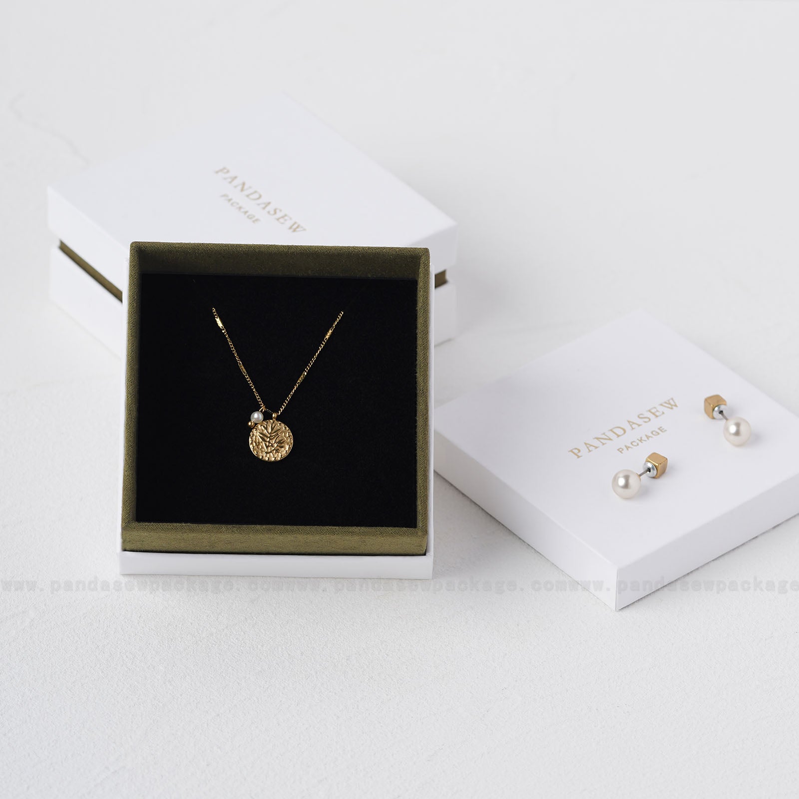 8.5x8.5cm green velvet jewelry box with custom insert to store necklace