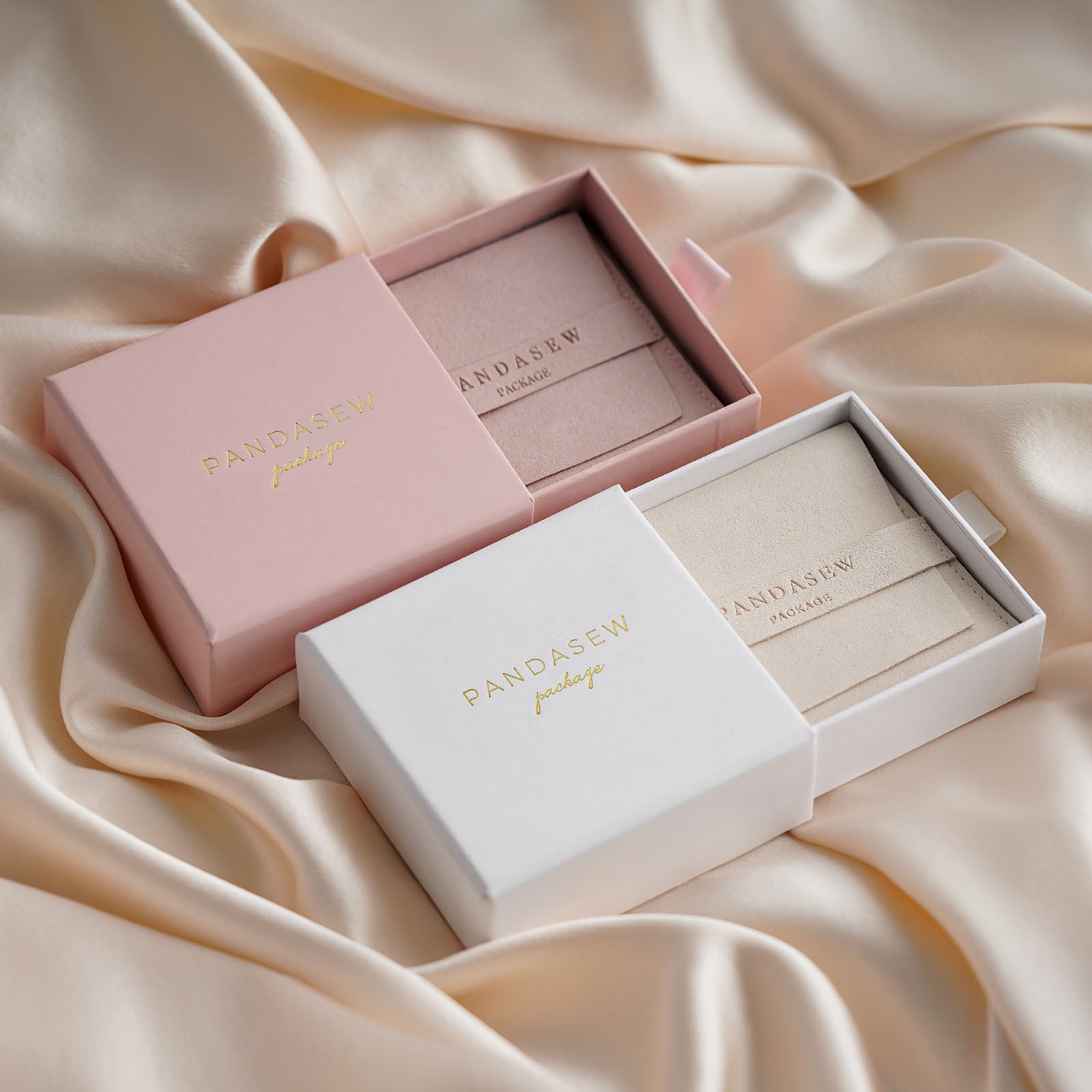 Jewelry box with microfiber bag set. The color is attractive, logo is strongly debossed and not easy to get off.