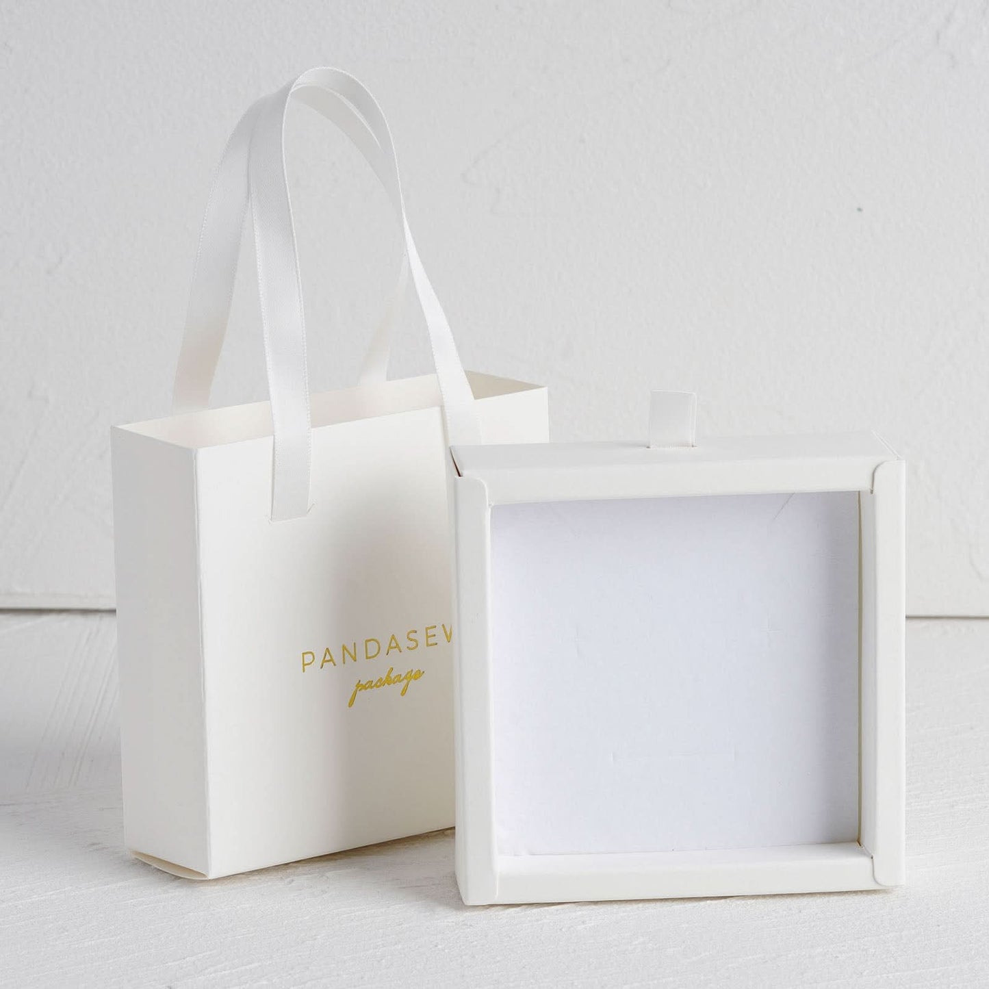 White paper box with white tote. The sponge is also white. And the logo and text can be printed on the front side.