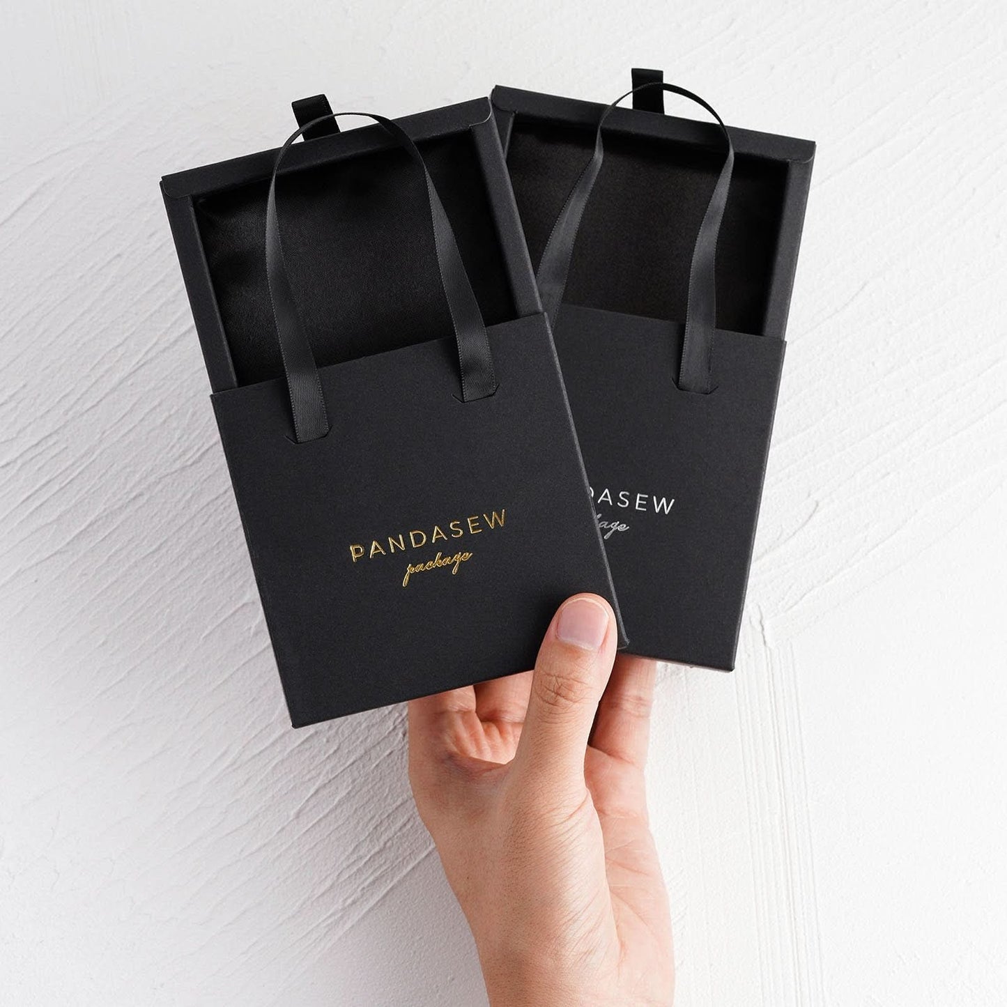 White paper box with black tote. The sponge is also white. The logo and text can be printed on the front side.