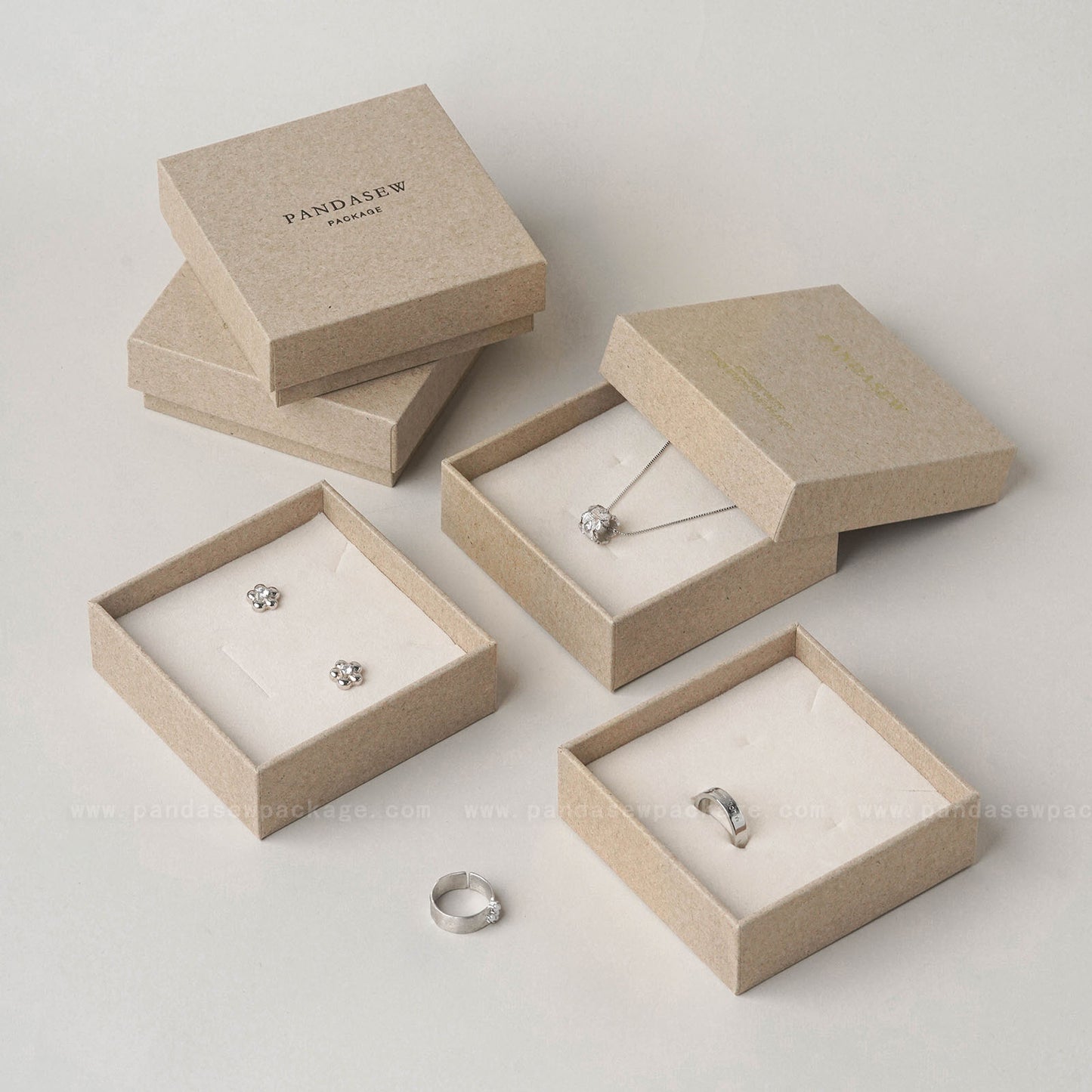 50pcs 9x9x3cm cream jewellery box print logo, including foam inside BXb-146