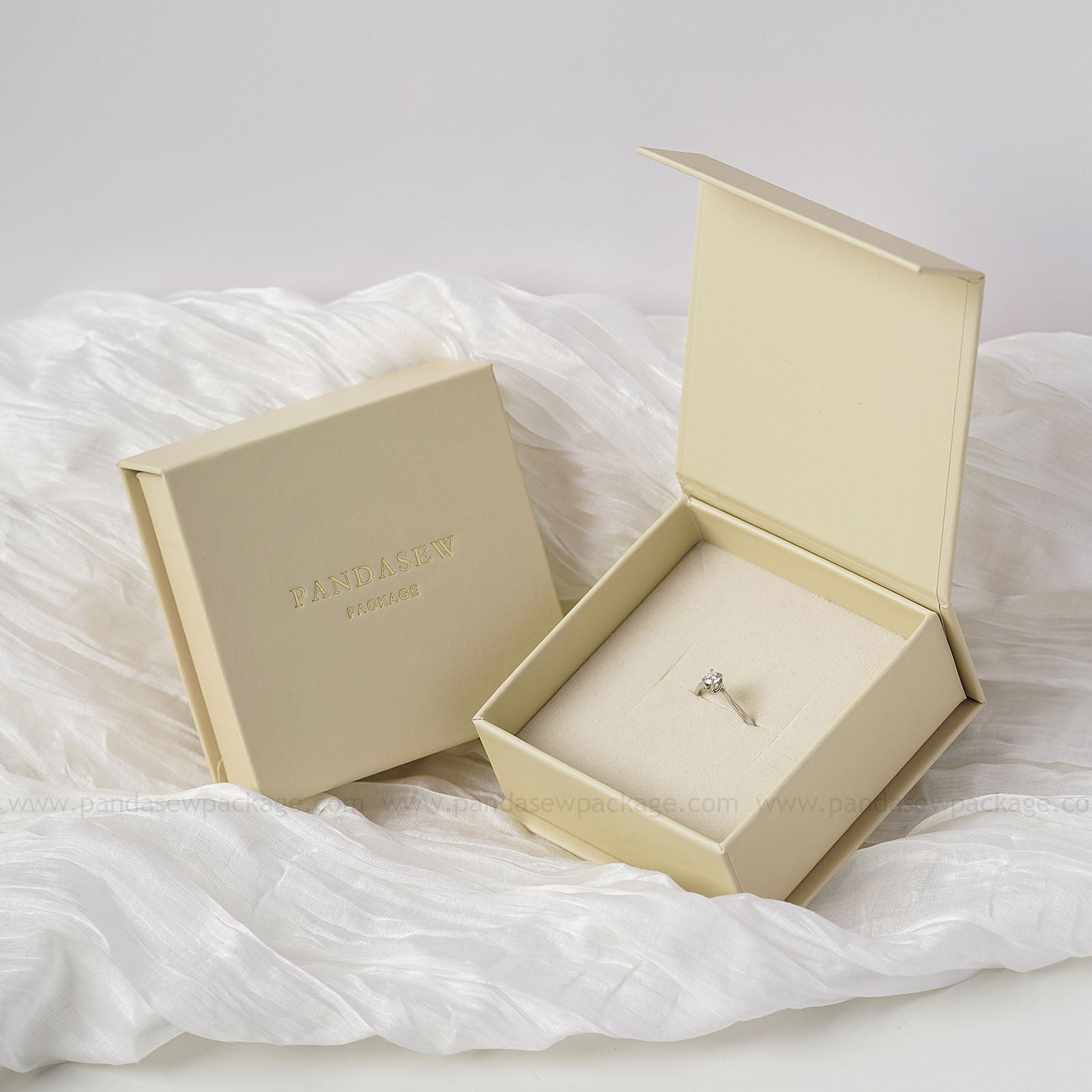 8*8*3.5cm personalized magnetic jewelry box in wheat