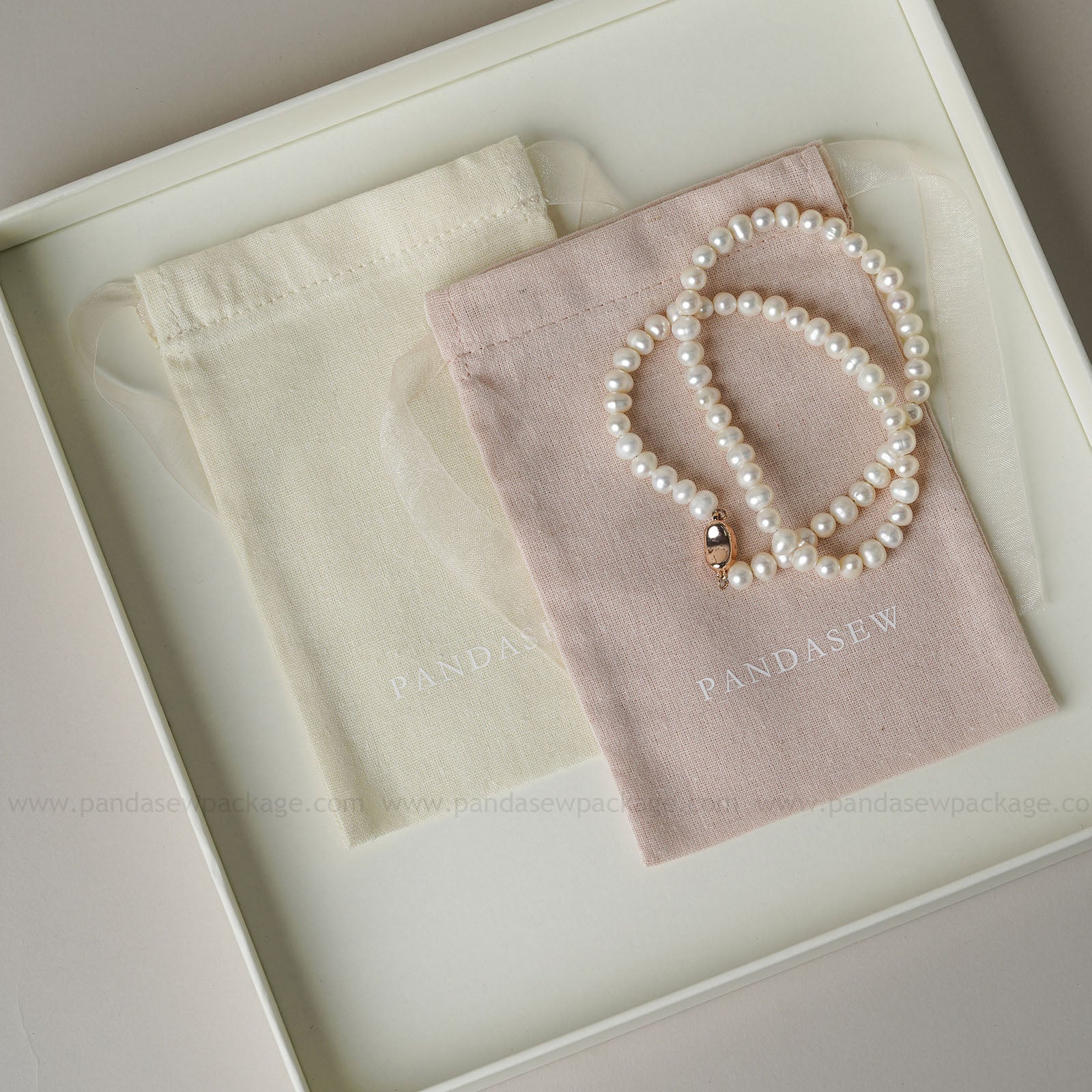 Beige and pink drawstring bags, suitable for soaps and cosmetics