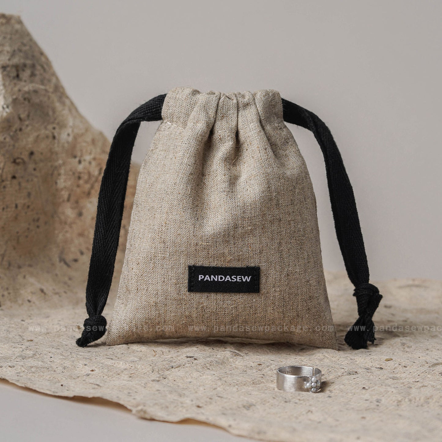 100pcs Linen Drawstring Bag Custom Logo on Label Jewelry Package Gift Bag LN-115